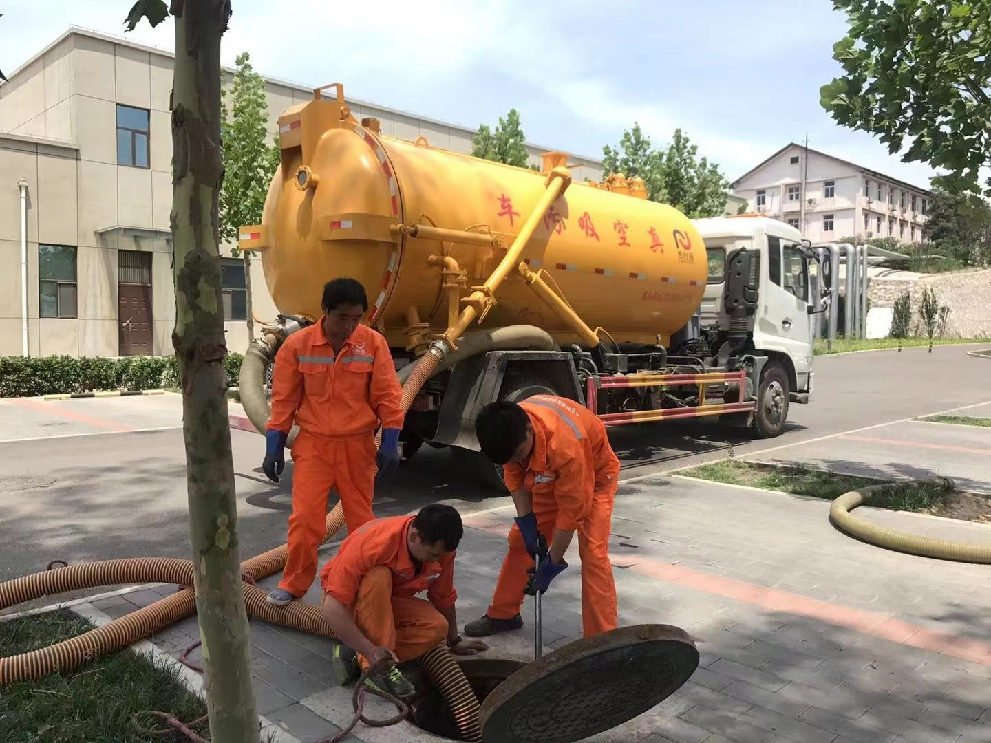 太仓管道疏通车停在窨井附近