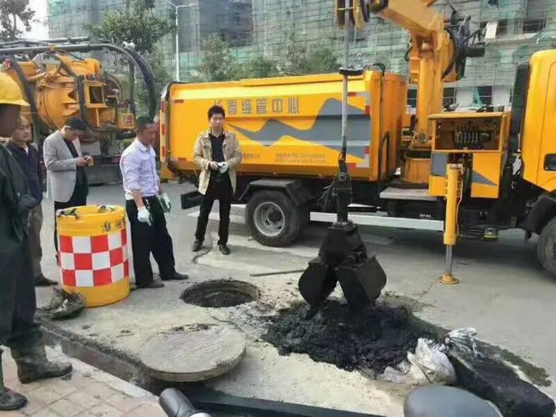 太仓街道：网格员化身“清道夫”，为民解忧疏通“堵心”化粪池