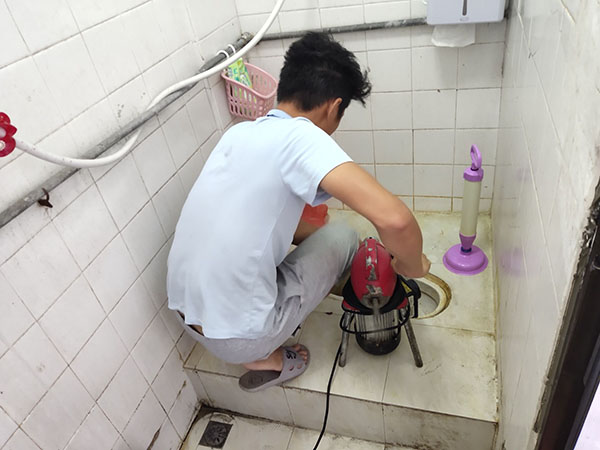 太仓肥皂掉到马桶里把马桶堵住了怎么办？马桶堵住了怎么办