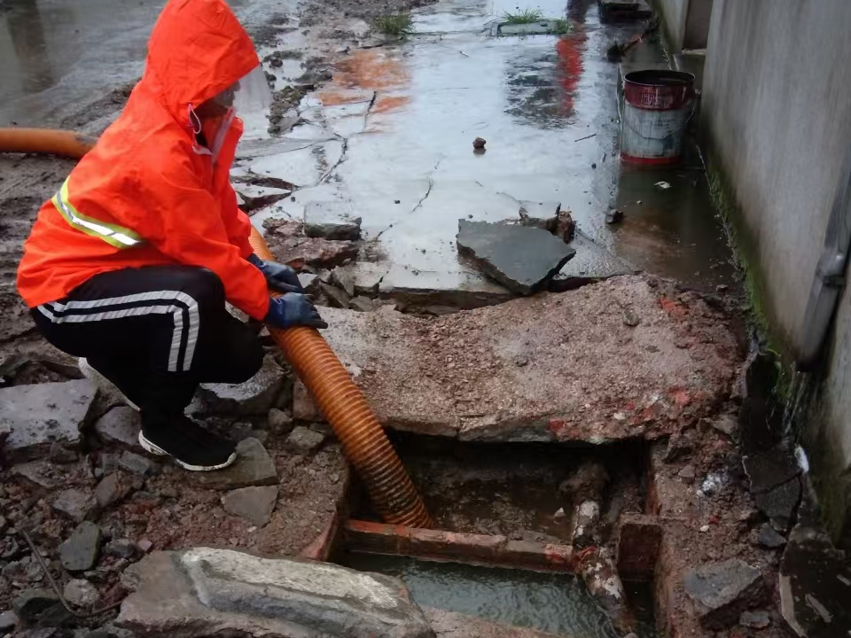 太仓专业清理污水池 炜誉市政以规范流程守护城市 “肠道”